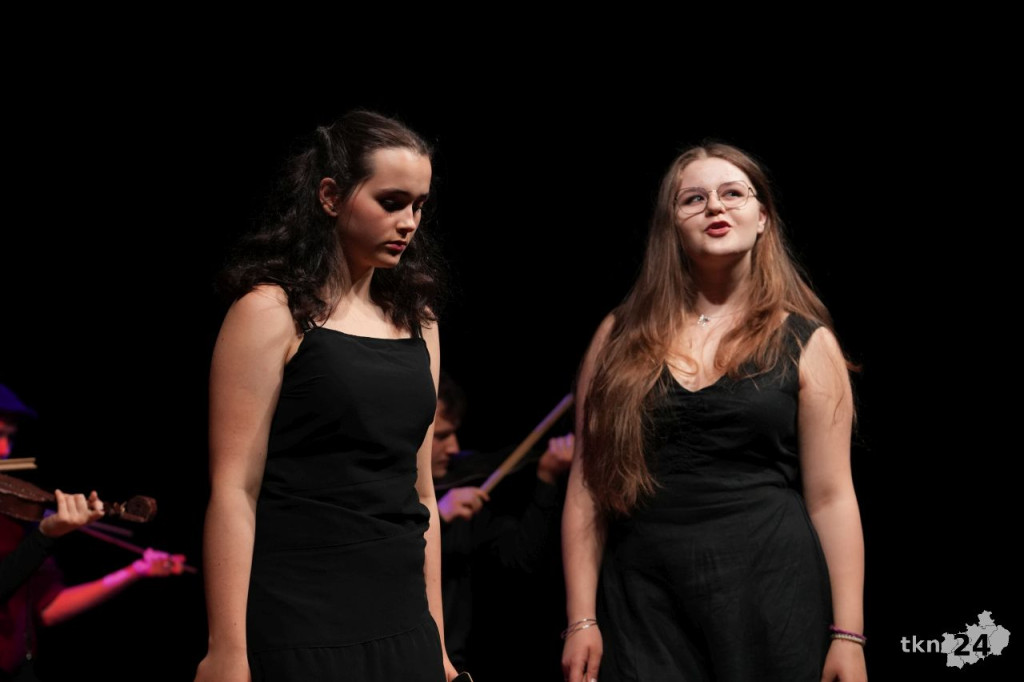 Teatr Lustro z koneckiego liceum wystawił nagrodzony spektakl w KCK [zdjęcia]