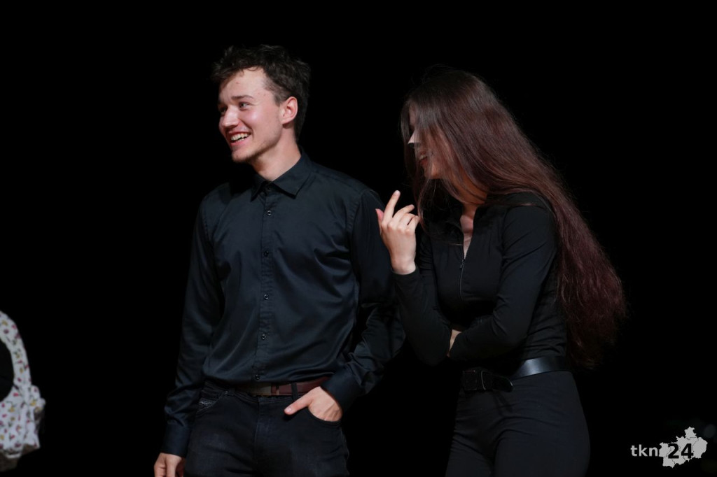 Teatr Lustro z koneckiego liceum wystawił nagrodzony spektakl w KCK [zdjęcia]
