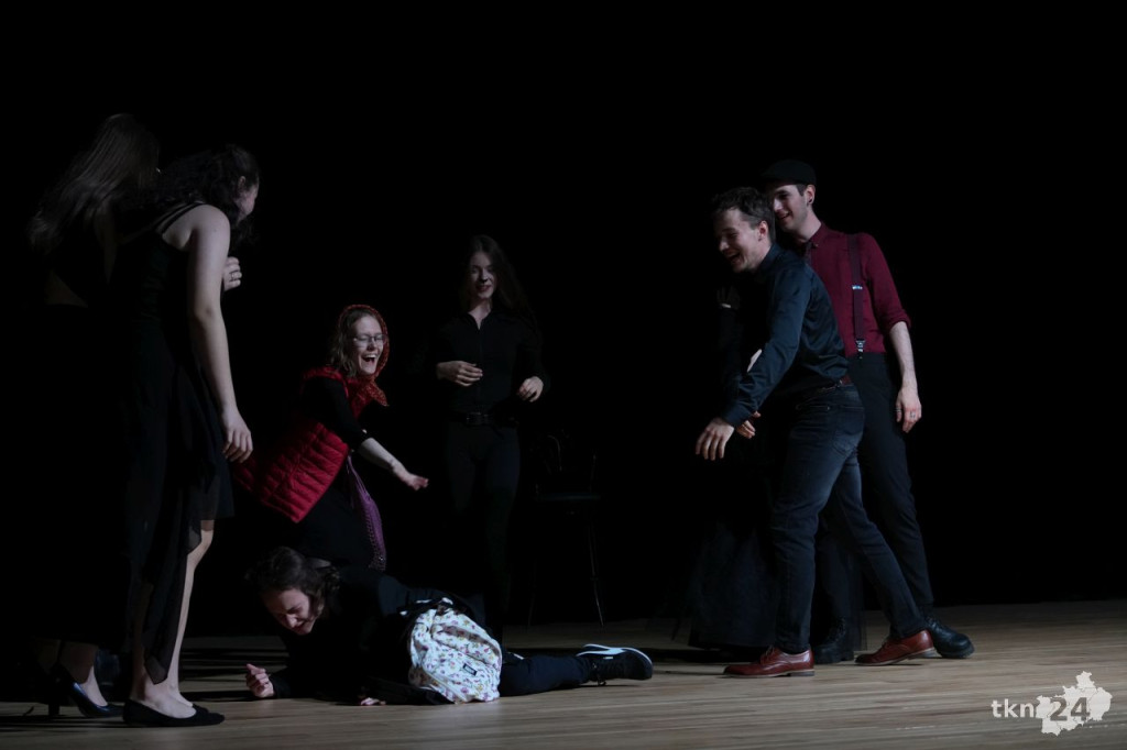 Teatr Lustro z koneckiego liceum wystawił nagrodzony spektakl w KCK [zdjęcia]