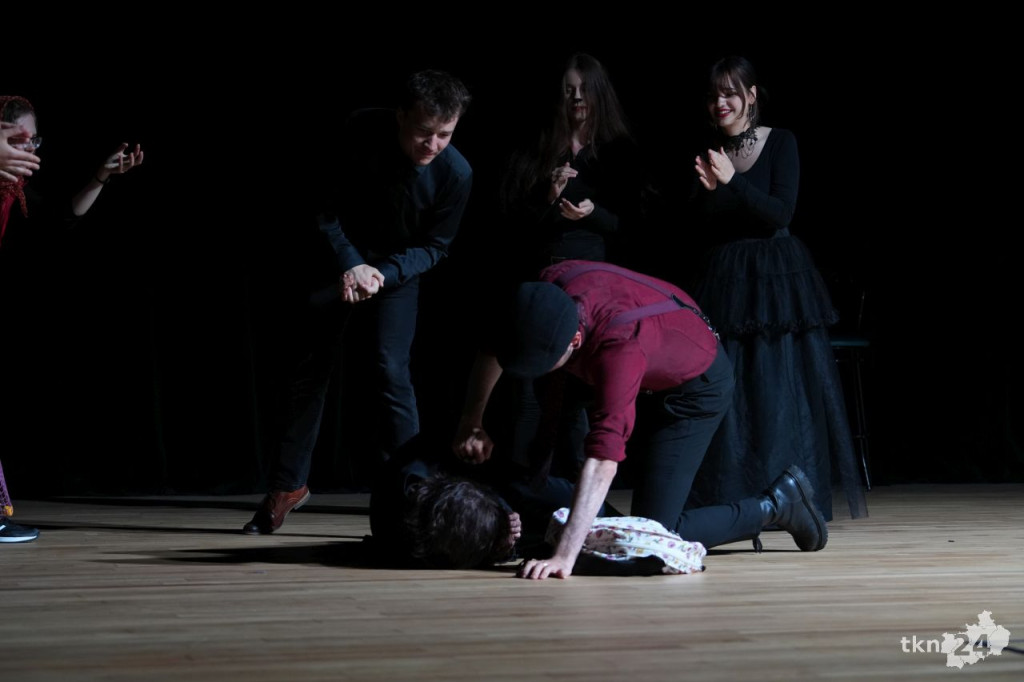 Teatr Lustro z koneckiego liceum wystawił nagrodzony spektakl w KCK [zdjęcia]