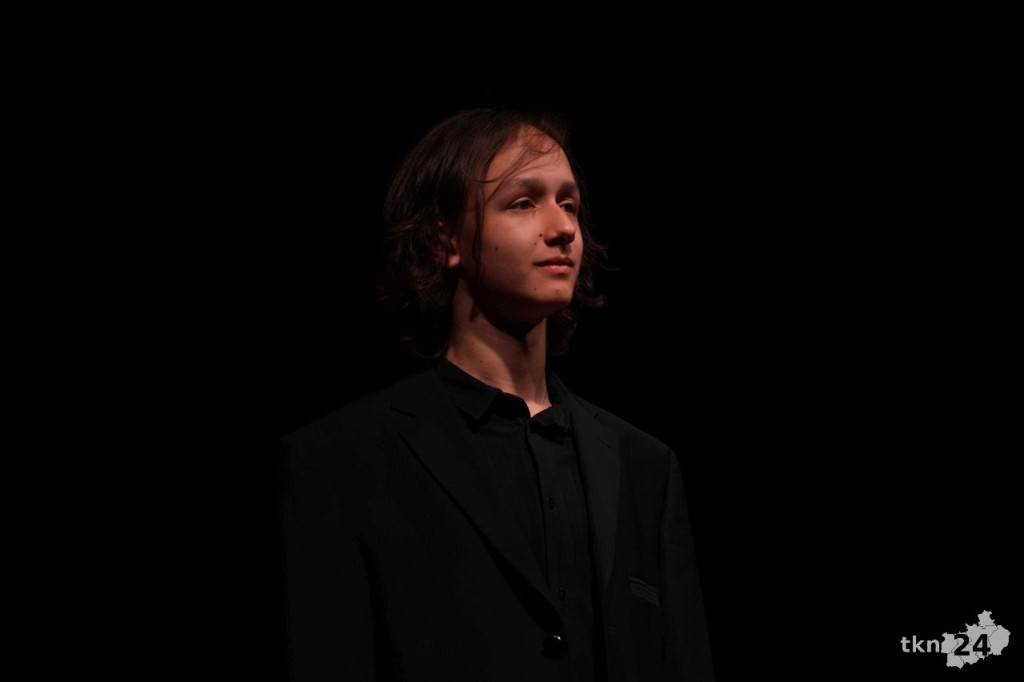 Teatr Lustro z koneckiego liceum wystawił nagrodzony spektakl w KCK [zdjęcia]