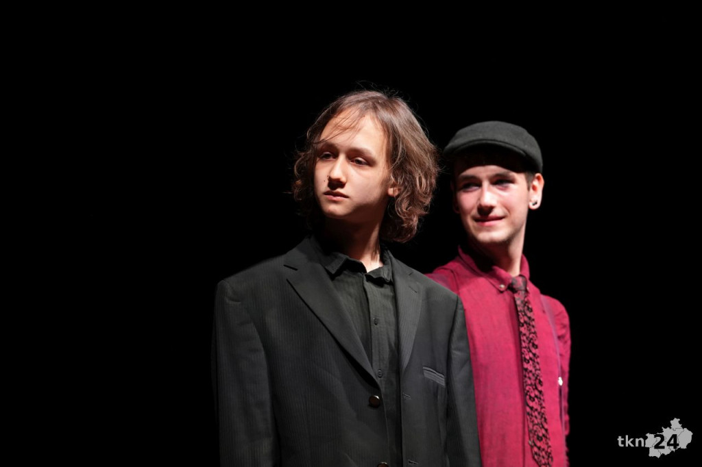 Teatr Lustro z koneckiego liceum wystawił nagrodzony spektakl w KCK [zdjęcia]