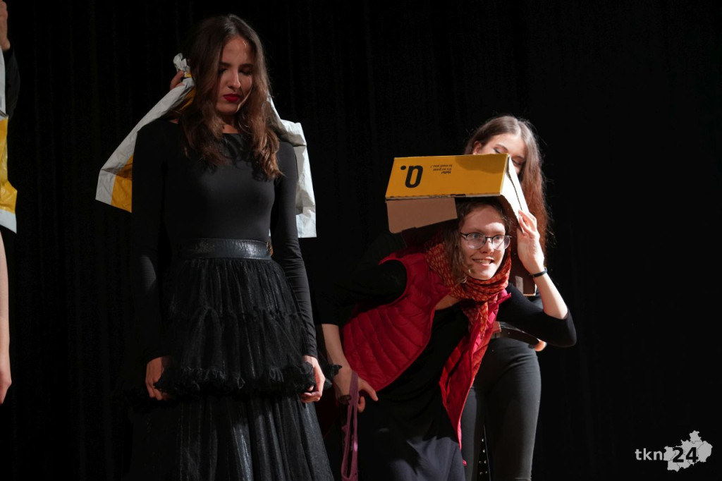Teatr Lustro z koneckiego liceum wystawił nagrodzony spektakl w KCK [zdjęcia]