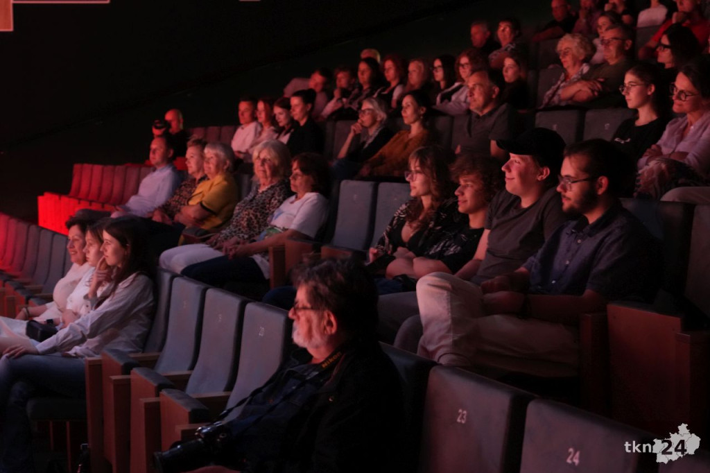 Teatr Lustro z koneckiego liceum wystawił nagrodzony spektakl w KCK [zdjęcia]