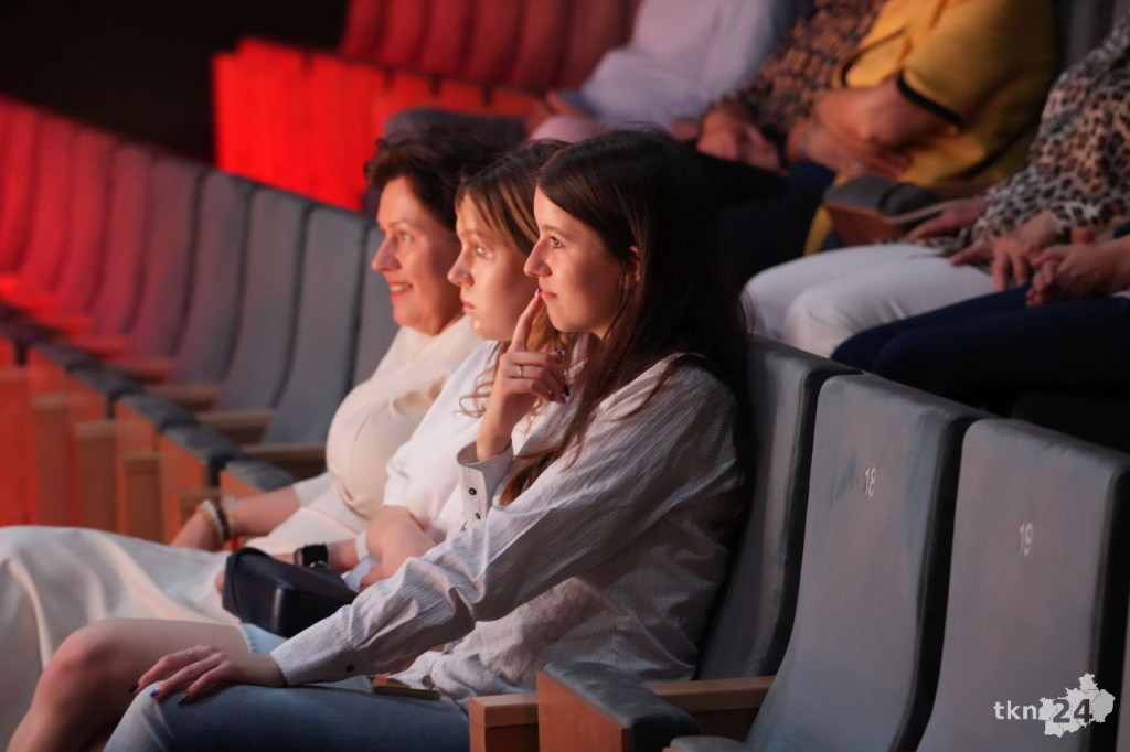 Teatr Lustro z koneckiego liceum wystawił nagrodzony spektakl w KCK [zdjęcia]