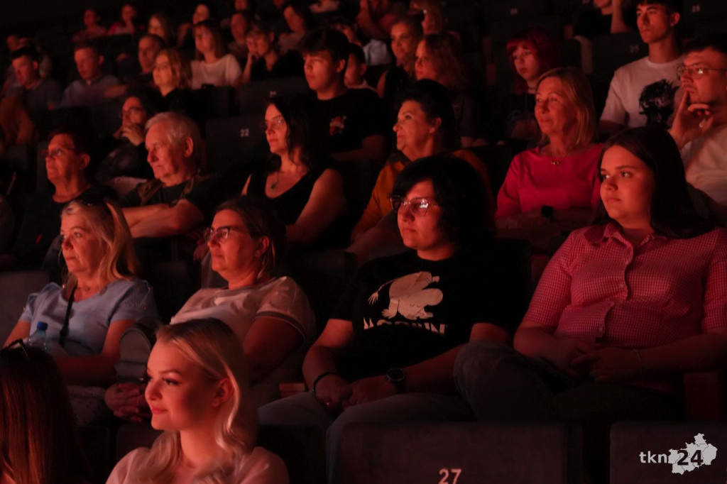 Teatr Lustro z koneckiego liceum wystawił nagrodzony spektakl w KCK [zdjęcia]