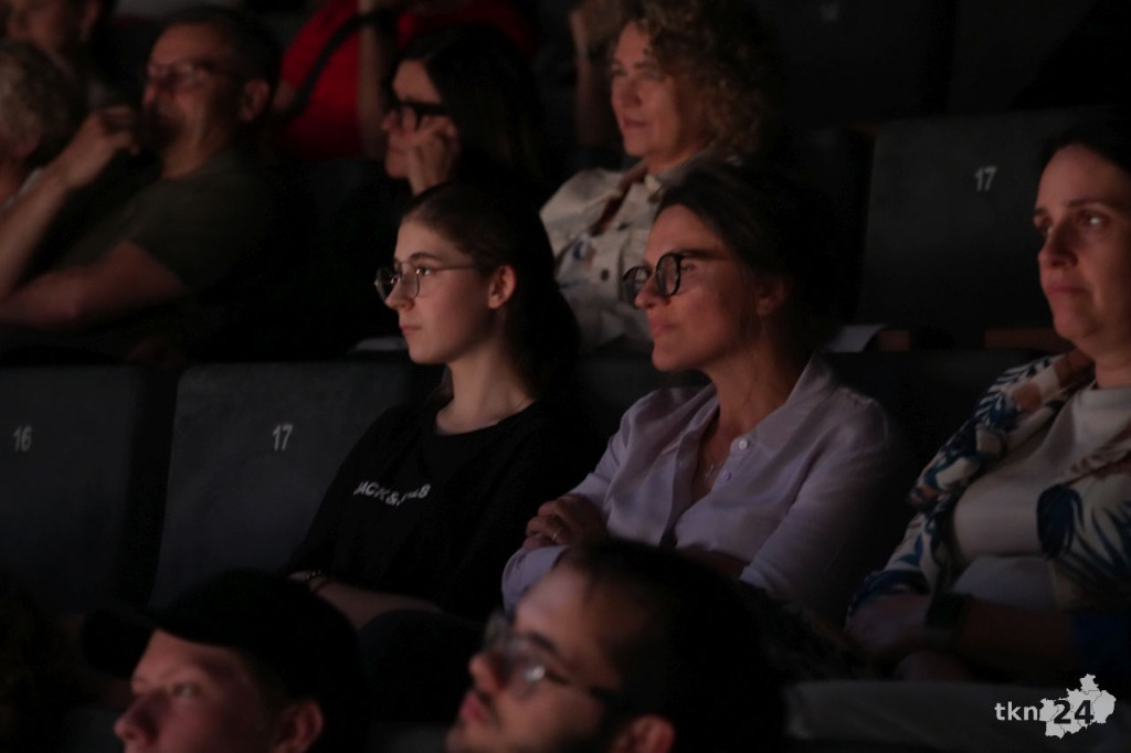 Teatr Lustro z koneckiego liceum wystawił nagrodzony spektakl w KCK [zdjęcia]