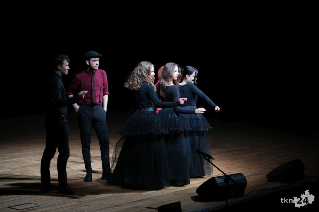 Teatr Lustro z koneckiego liceum wystawił nagrodzony spektakl w KCK [zdjęcia]