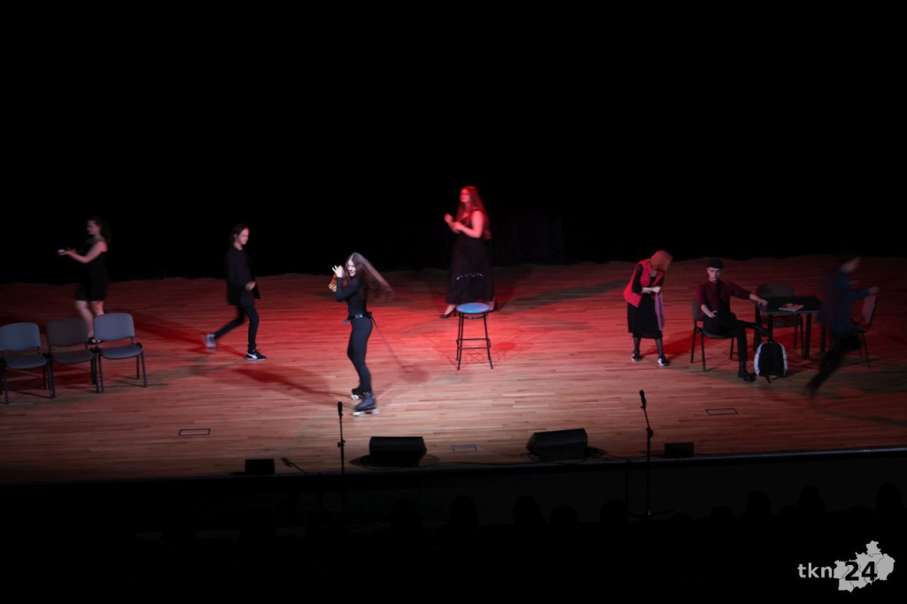 Teatr Lustro z koneckiego liceum wystawił nagrodzony spektakl w KCK [zdjęcia]