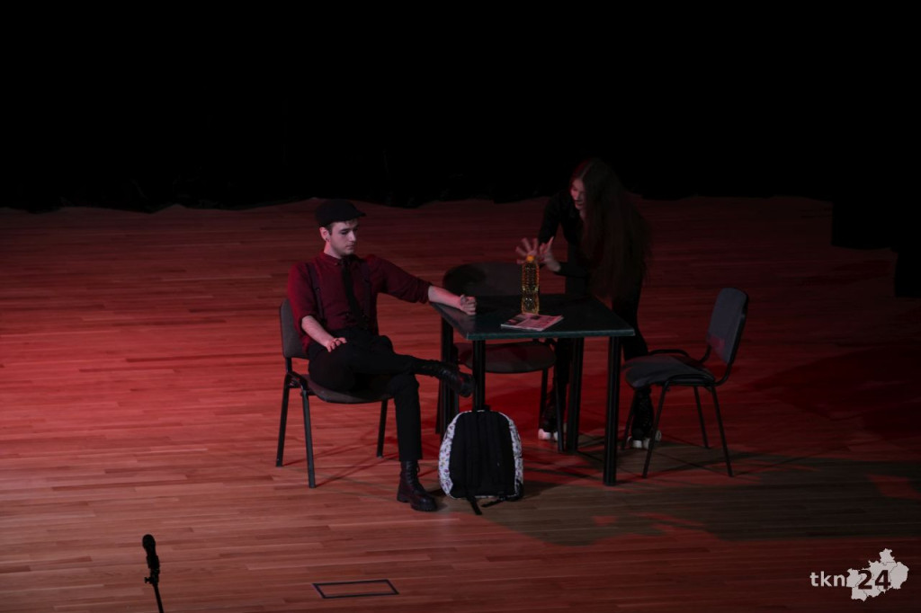 Teatr Lustro z koneckiego liceum wystawił nagrodzony spektakl w KCK [zdjęcia]