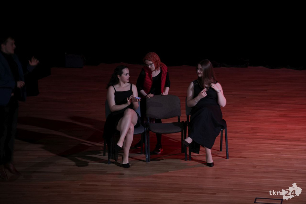 Teatr Lustro z koneckiego liceum wystawił nagrodzony spektakl w KCK [zdjęcia]