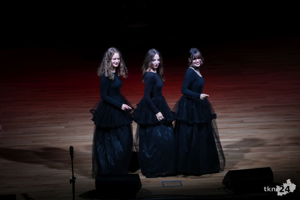 Teatr Lustro z koneckiego liceum wystawił nagrodzony spektakl w KCK [zdjęcia]
