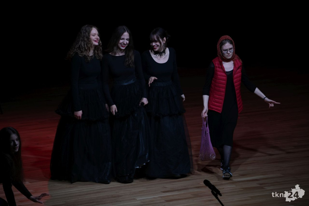 Teatr Lustro z koneckiego liceum wystawił nagrodzony spektakl w KCK [zdjęcia]