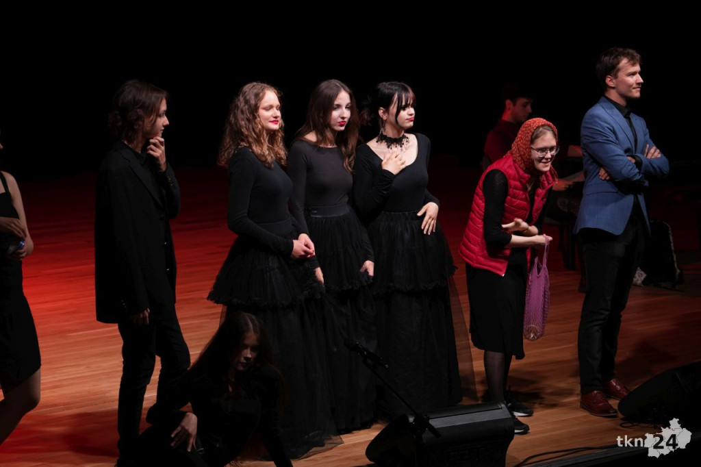 Teatr Lustro z koneckiego liceum wystawił nagrodzony spektakl w KCK [zdjęcia]