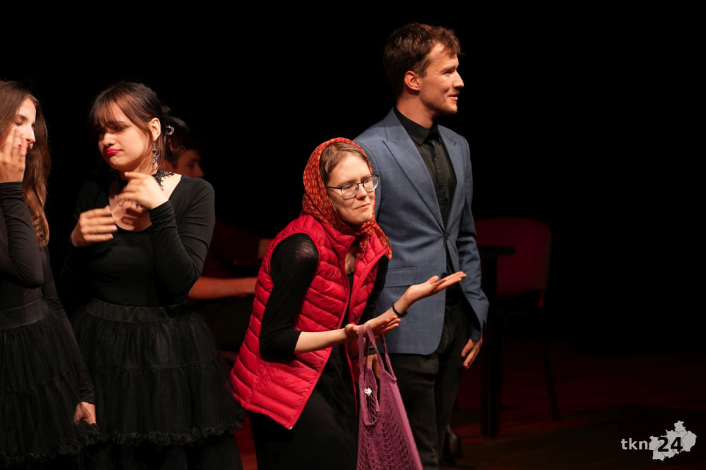 Teatr Lustro z koneckiego liceum wystawił nagrodzony spektakl w KCK [zdjęcia]
