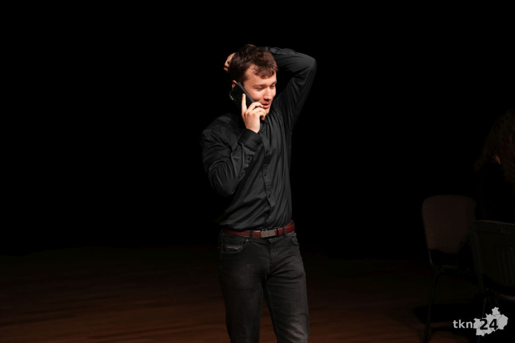 Teatr Lustro z koneckiego liceum wystawił nagrodzony spektakl w KCK [zdjęcia]