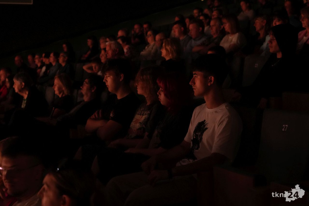 Teatr Lustro z koneckiego liceum wystawił nagrodzony spektakl w KCK [zdjęcia]