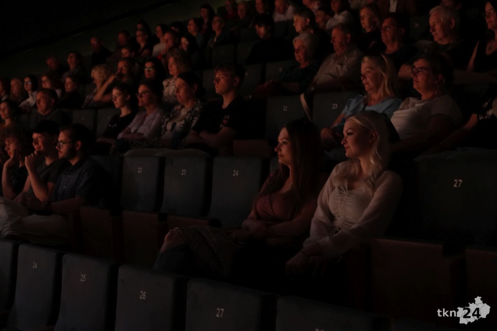 Teatr Lustro z koneckiego liceum wystawił nagrodzony spektakl w KCK [zdjęcia]