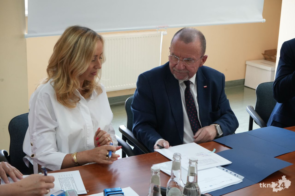 Gmina Gowarczów otrzymała środki na termomodernizację czterech obiektów [wideo, zdjęcia]
