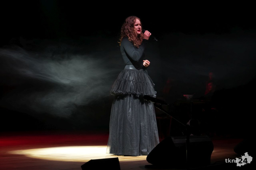 Teatr Lustro z koneckiego liceum wystawił nagrodzony spektakl w KCK [zdjęcia]
