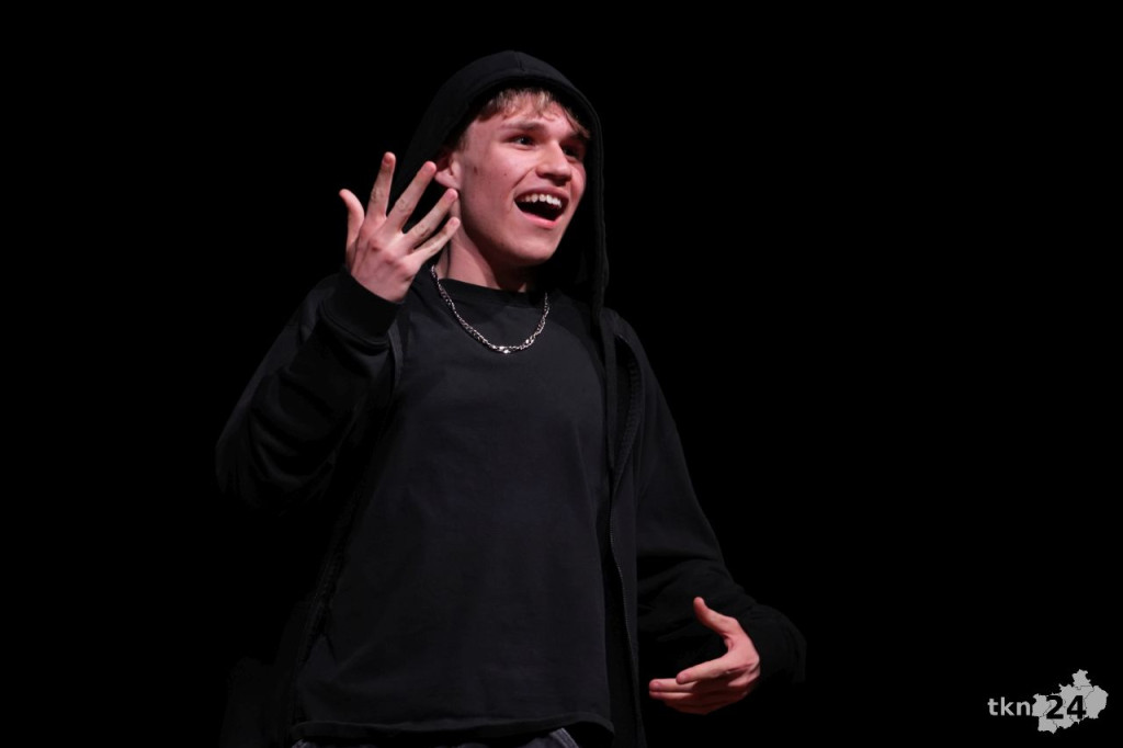 Teatr Lustro z koneckiego liceum wystawił nagrodzony spektakl w KCK [zdjęcia]