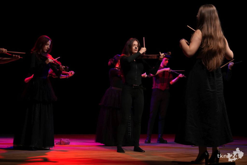 Teatr Lustro z koneckiego liceum wystawił nagrodzony spektakl w KCK [zdjęcia]
