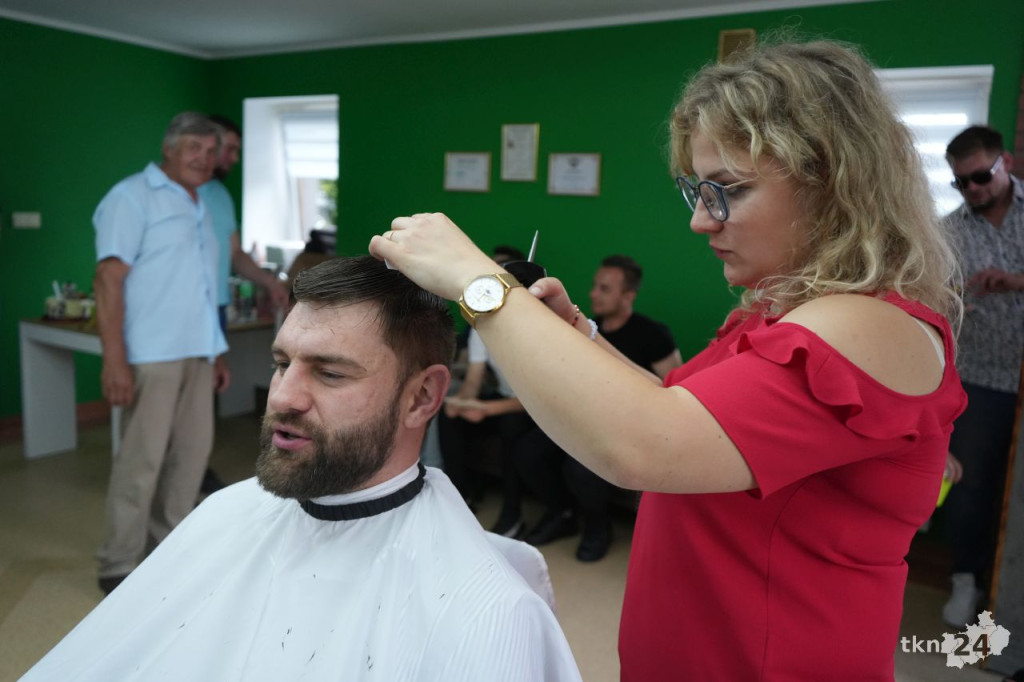 Szukasz dobrego męskiego fryzjera lub barbera? Odwiedź LA Barber w Smykowie! [zdjęcia]