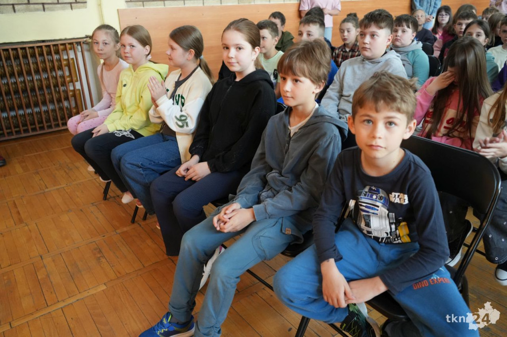 O bezpieczeństwie najmłodszych w podróży edukowali w koneckiej szkole [wideo, zdjęcia]