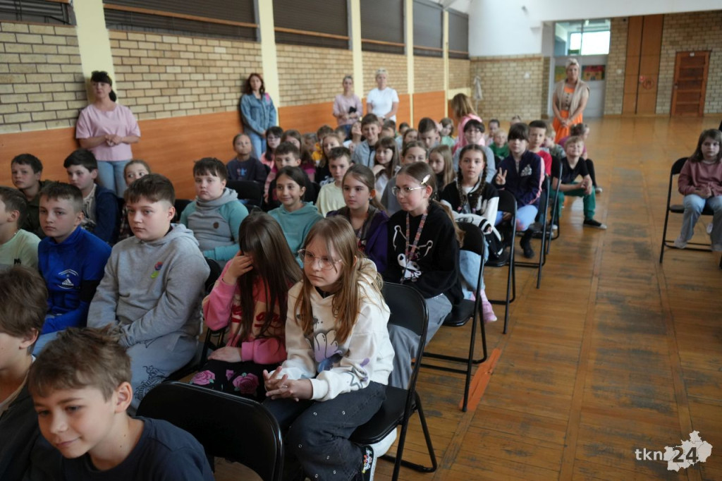 O bezpieczeństwie najmłodszych w podróży edukowali w koneckiej szkole [wideo, zdjęcia]