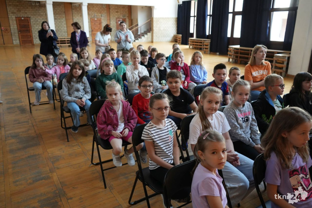 O bezpieczeństwie najmłodszych w podróży edukowali w koneckiej szkole [wideo, zdjęcia]
