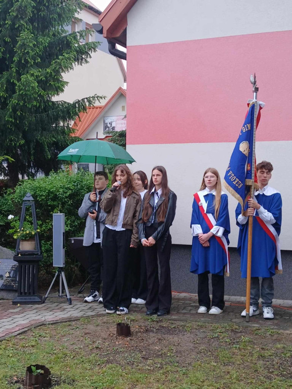Rogów uczcił patrona szkoły - Jana Pawła II [zdjęcia]
