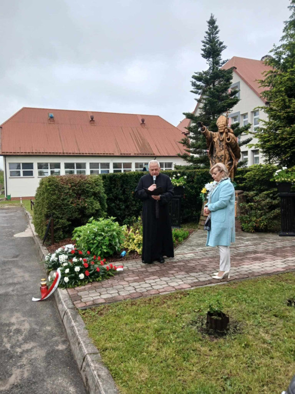 Rogów uczcił patrona szkoły - Jana Pawła II [zdjęcia]