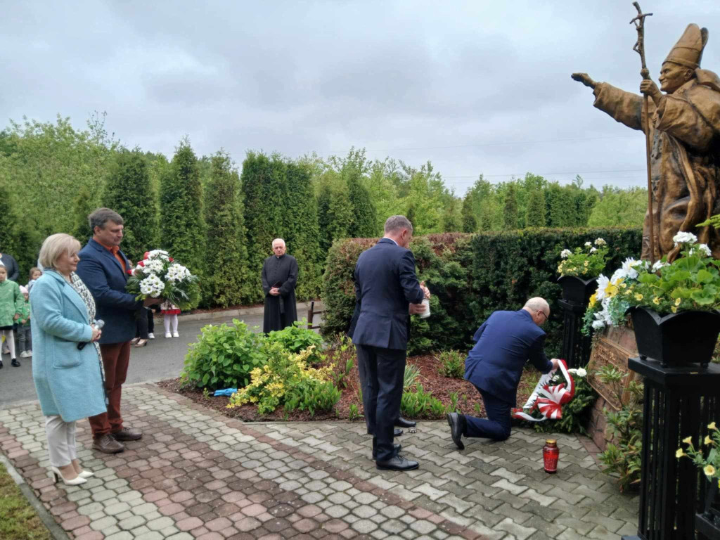 Rogów uczcił patrona szkoły - Jana Pawła II [zdjęcia]