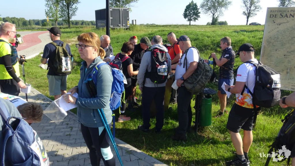 Najwytrwalsi piechurzy maszerują po Konecczyźnie [wideo, zdjęcia]