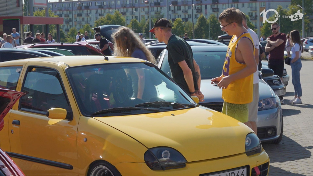 Spotkanie fanów motoryzacji w Końskich. Ze wsparciem dla Oliwki Nowek [wideo, zdjęcia]