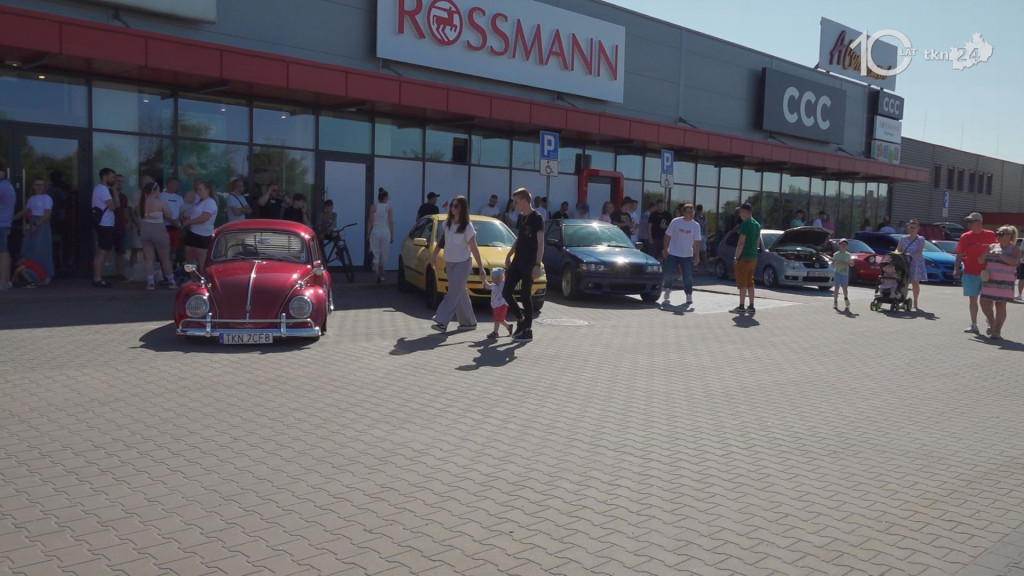 Spotkanie fanów motoryzacji w Końskich. Ze wsparciem dla Oliwki Nowek [wideo, zdjęcia]