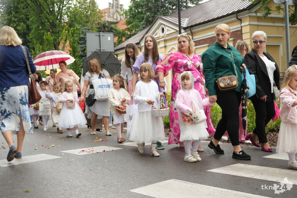 Boże Ciało 2025 w Końskich. Wierni wzięli udział w nabożeństwie i procesji ulicami miasta [wideo, zdjęcia]