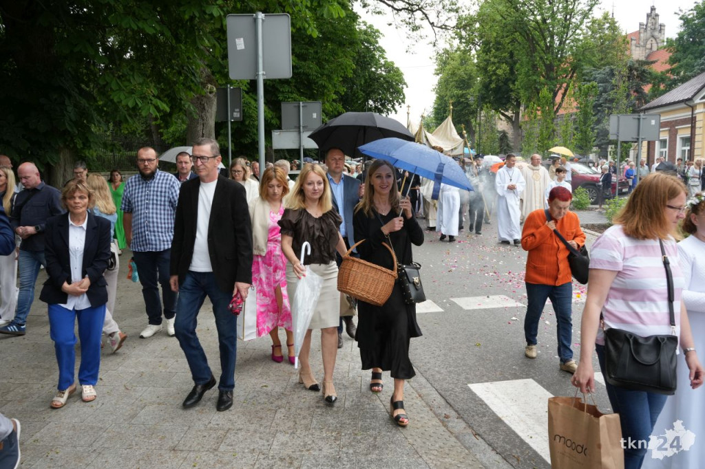 Boże Ciało 2025 w Końskich. Wierni wzięli udział w nabożeństwie i procesji ulicami miasta [wideo, zdjęcia]