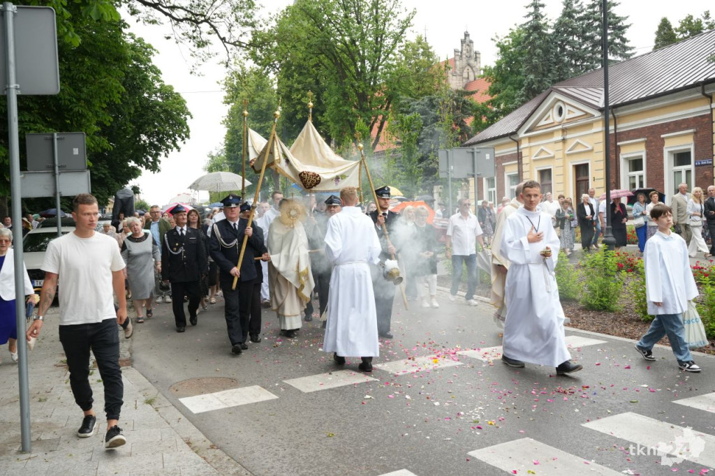 Boże Ciało 2025 w Końskich. Wierni wzięli udział w nabożeństwie i procesji ulicami miasta [wideo, zdjęcia]