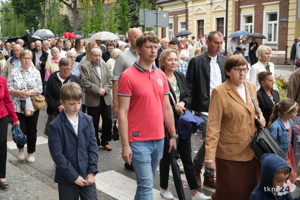 Boże Ciało 2025 w Końskich. Wierni wzięli udział w nabożeństwie i procesji ulicami miasta [wideo, zdjęcia]