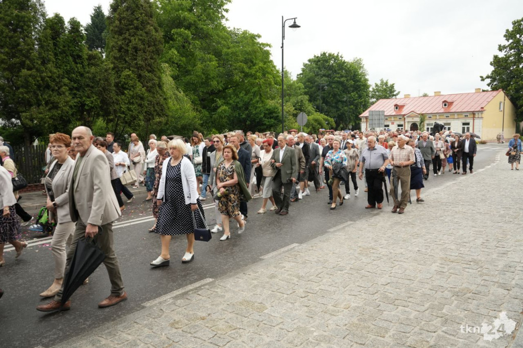 Boże Ciało 2025 w Końskich. Wierni wzięli udział w nabożeństwie i procesji ulicami miasta [wideo, zdjęcia]