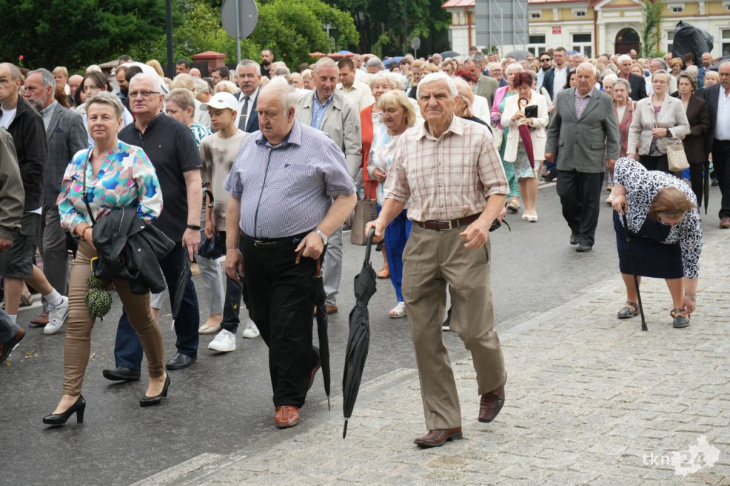 Boże Ciało 2025 w Końskich. Wierni wzięli udział w nabożeństwie i procesji ulicami miasta [wideo, zdjęcia]