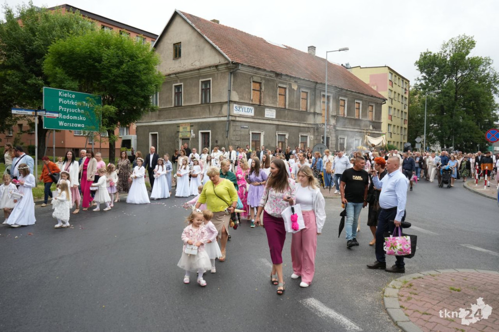 Boże Ciało 2025 w Końskich. Wierni wzięli udział w nabożeństwie i procesji ulicami miasta [wideo, zdjęcia]