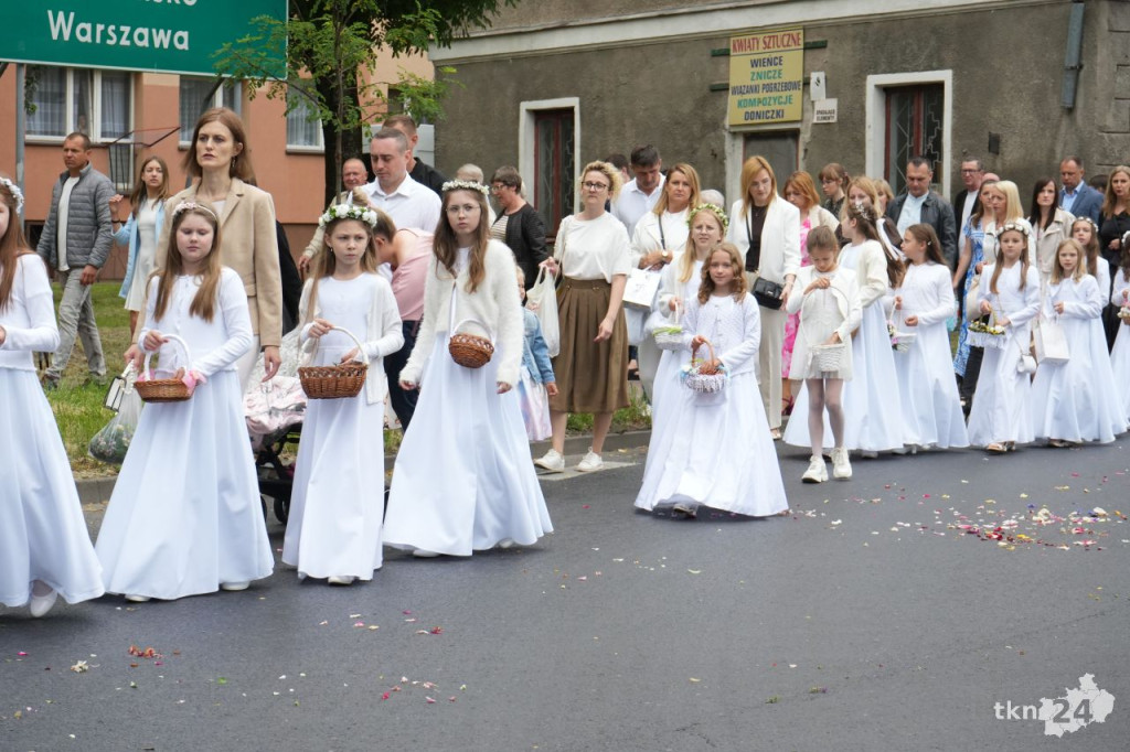 Boże Ciało 2025 w Końskich. Wierni wzięli udział w nabożeństwie i procesji ulicami miasta [wideo, zdjęcia]
