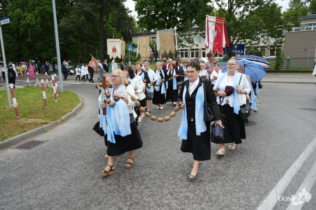 Boże Ciało 2025 w Końskich. Wierni wzięli udział w nabożeństwie i procesji ulicami miasta [wideo, zdjęcia]