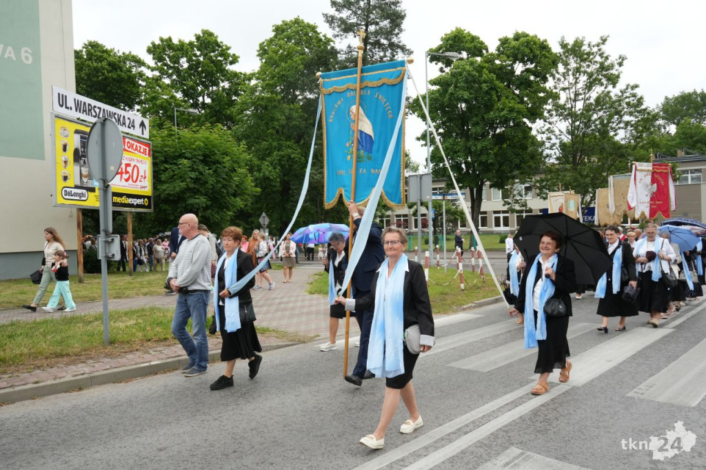 Boże Ciało 2025 w Końskich. Wierni wzięli udział w nabożeństwie i procesji ulicami miasta [wideo, zdjęcia]