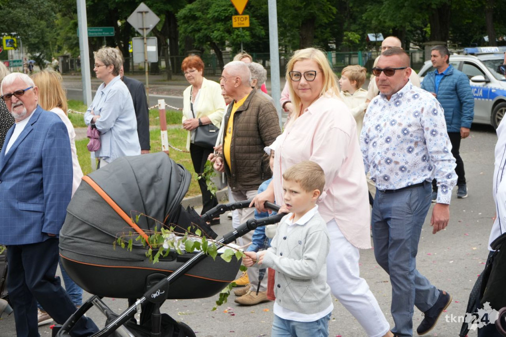 Boże Ciało 2025 w Końskich. Wierni wzięli udział w nabożeństwie i procesji ulicami miasta [wideo, zdjęcia]