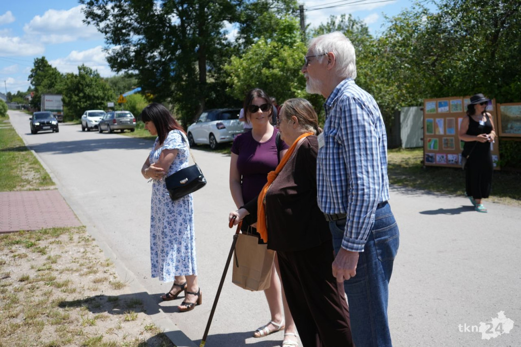 Wystawa sztuki na wiejskim ogrodzeniu, czyli 5. edycja Galerii na Płocie w Gosaniu [wideo, zdjęcia]