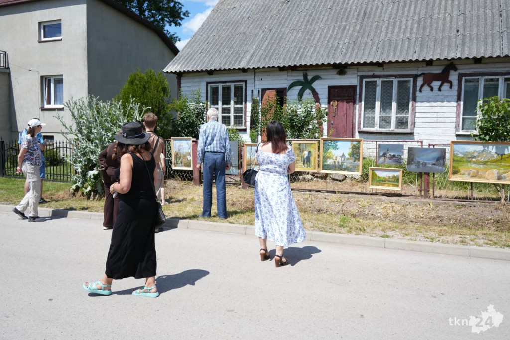 Wystawa sztuki na wiejskim ogrodzeniu, czyli 5. edycja Galerii na Płocie w Gosaniu [wideo, zdjęcia]