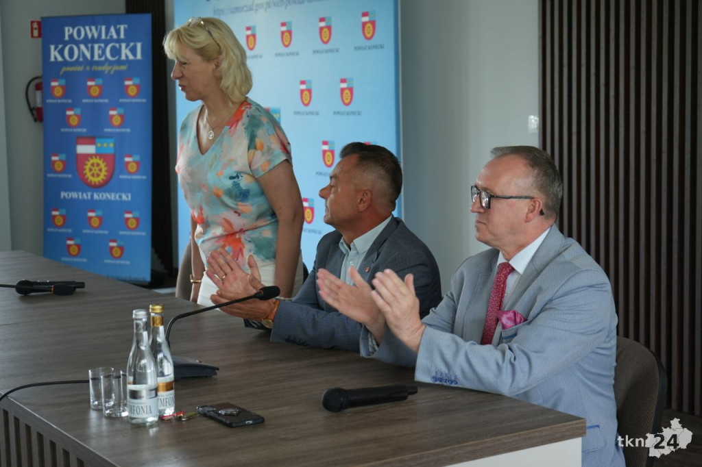 W Starostwie Powiatowym przyznano stypendia dla zdolnej koneckiej młodzieży [wideo, zdjęcia]